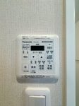 【設備】 | 須賀町マンション☆仲介手数料半額☆ | 【浴室換気乾燥機付き】天候を気にせずお洗濯が可能。清潔感溢れるバスルームで、一日の疲れをゆったりと癒やせます。日々のメンテナンスもしやすい仕様です。