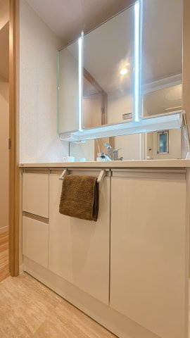 【独立洗面台】 | 須賀町マンション☆仲介手数料半額☆ | 【三面鏡タイプ】鏡裏収納付きで洗面周りもスッキリ。忙しい朝の身支度をスムーズにする、機能性とデザイン性を両立した独立洗面台です。