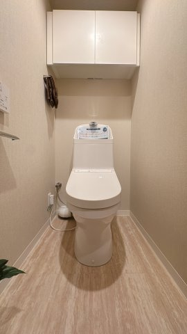 【トイレ】 | 須賀町マンション☆仲介手数料半額☆ | 【温水洗浄便座】清潔感のあるトイレ空間。上部には収納棚があり、備品もスマートに保管できます。毎日使う場所だからこそ、心地よさにこだわりました。