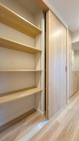 【収納】 | 須賀町マンション☆仲介手数料半額☆ | 収納物の高さに合わせて棚板を自由に調整可能。A4ファイルから季節物の家電まで、無駄な隙間を作らずスッキリ収まります。ライフスタイルの変化にも柔軟に対応できる、暮らしに寄り添う設計です。