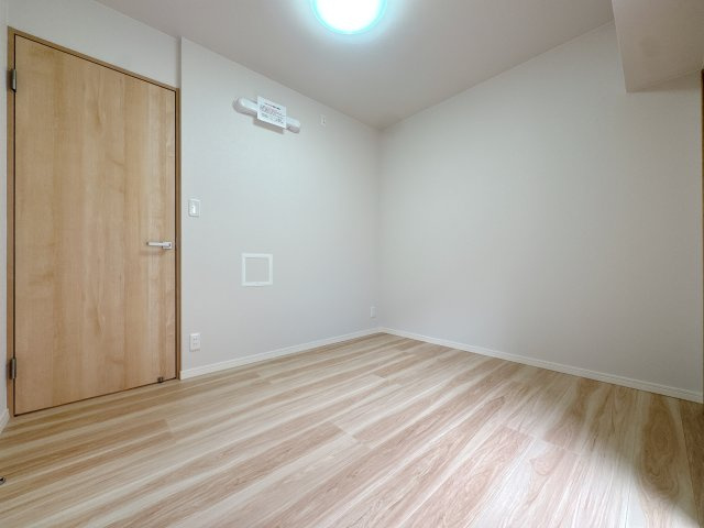 【洋室】 | 須賀町マンション☆仲介手数料半額☆ | 外部の喧騒を忘れさせてくれる、落ち着いた雰囲気の洋室。クローゼット完備で、寝室としてはもちろん、集中して作業したいリモートワークスペースにも最適です。