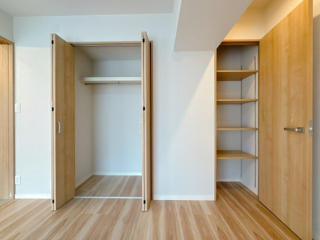 【収納】 | 須賀町マンション☆仲介手数料半額☆ | 限られた空間を最大限に活用できる機能的な収納設計。大型の荷物もスッキリ収まるため、居住スペースを広く、ゆとりを持って自由にお使いいただけます。