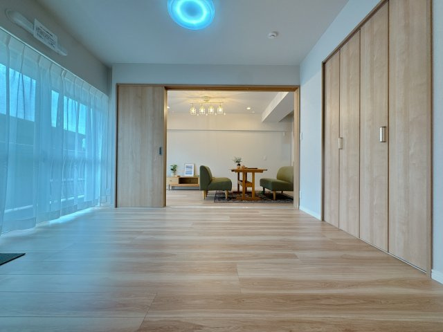 【洋室】 | 須賀町マンション☆仲介手数料半額☆ | 居住スペースをしっかり確保した、家具配置のしやすい機能的なレイアウト。帰宅後、一人の時間をゆったりと贅沢に過ごせる落ち着いた空間です♪