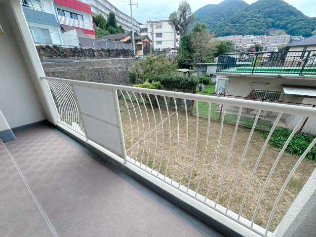 【バルコニー】 | 須賀町マンション☆仲介手数料半額☆ | 広すぎないからこそ、日々のお手入れが驚くほど簡単。サッと掃き掃除ができるサイズ感で、常に清潔な空間を保てます。家事の負担を減らし、自分時間を大切にしたい方にぴったりの設計です。