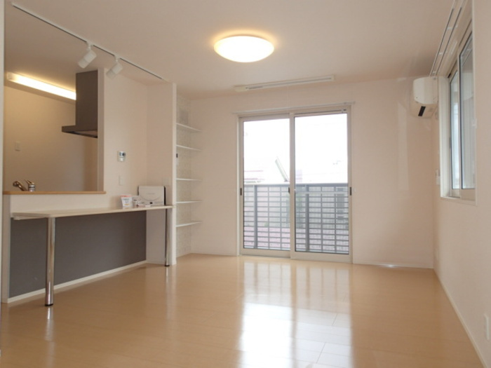 柏崎市豊町のアパートの居間・リビング