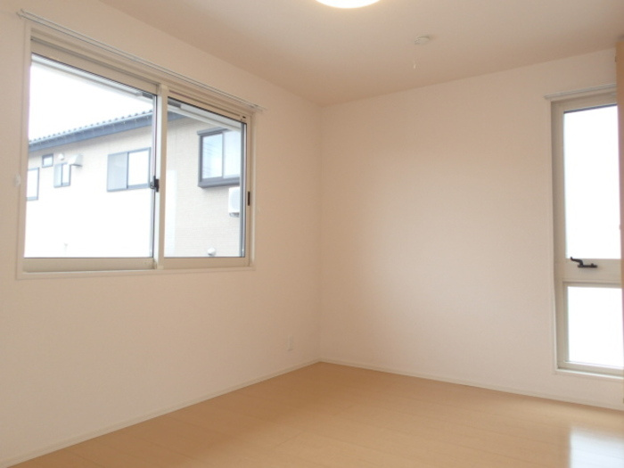 柏崎市豊町のアパートの居間・リビング