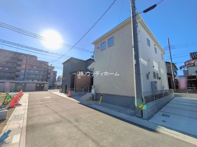春日部市小渕　新築一戸建て　2号棟の前面道路含む現地写真
