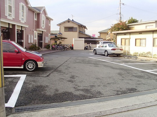 三木市平田のアパートの駐車場