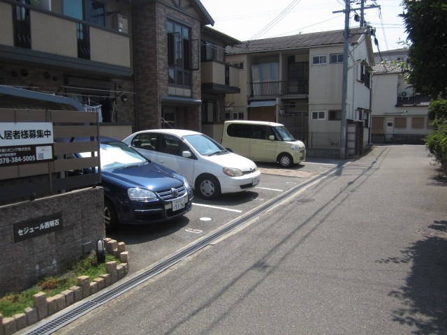 明石市別所町のアパートの駐車場