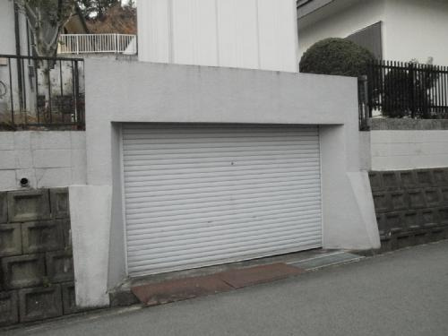 三木市志染町東自由が丘１丁目の一戸建ての駐車場|シャッター付き☆