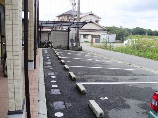 三木市志染町青山１丁目のアパートの駐車場