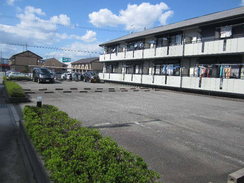 三木市大村のアパートの駐車場