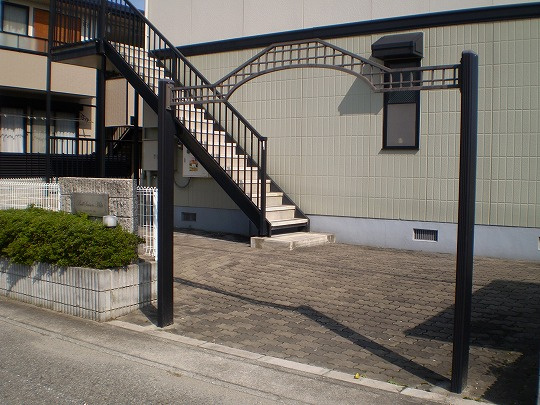 三木市大村のアパートのエントランス