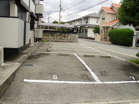 三木市緑が丘町本町１丁目のアパートの駐車場