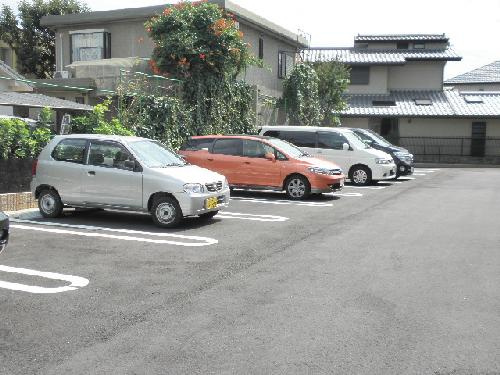 明石市上ノ丸２丁目のアパートの駐車場|2本線なので停めやすいです
