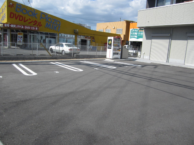 三木市大村のアパートの駐車場