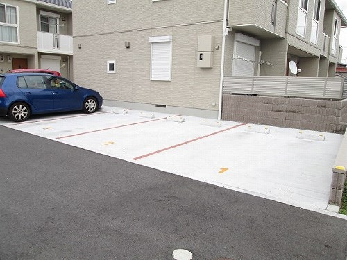 三木市大村のアパートの駐車場