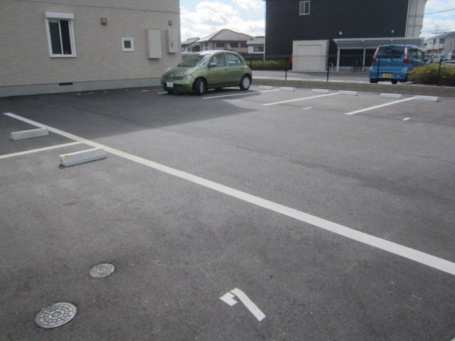 三木市平田のアパートの駐車場