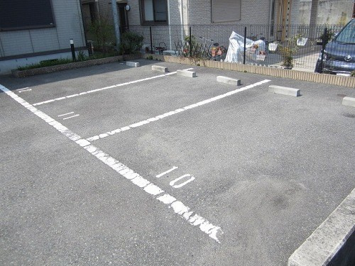 神戸市西区王塚台２丁目のアパートの駐車場