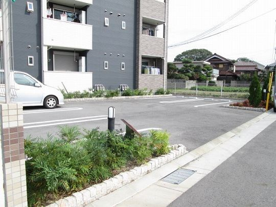 神戸市西区伊川谷町別府のアパートの駐車場