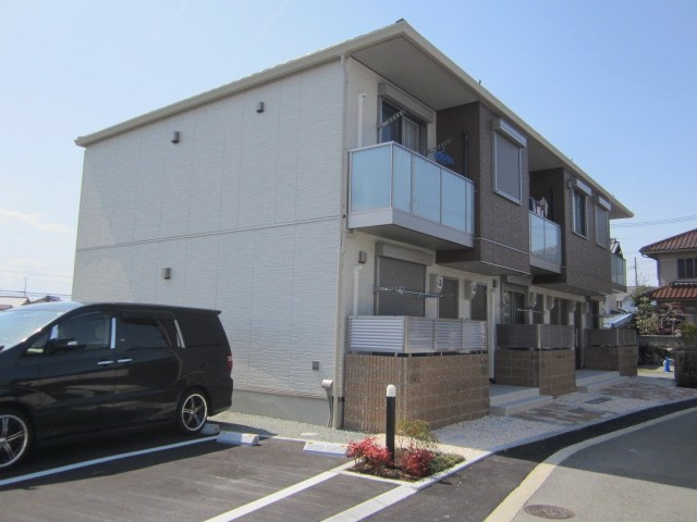 三木市大村のアパートの駐車場