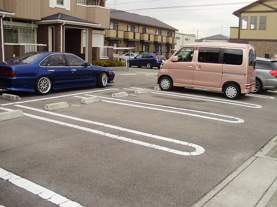 三木市大村のアパートの駐車場