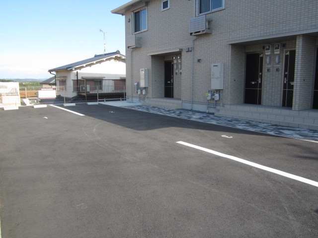 三木市志染町東自由が丘１丁目のアパートの駐車場
