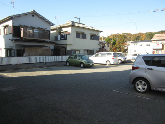 三木市大村のアパートの駐車場