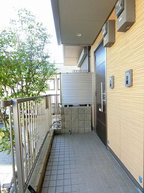 神戸市須磨区天神町２丁目のアパートのエントランス