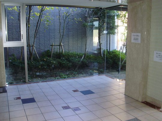 神戸市須磨区衣掛町３丁目の賃貸マンションのエントランス