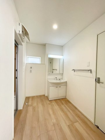 耐震等級３！ご成約プレゼント対象物件！の独立洗面台|洗濯機を置いても余裕の広さ！鏡の裏には収納スペース付き！