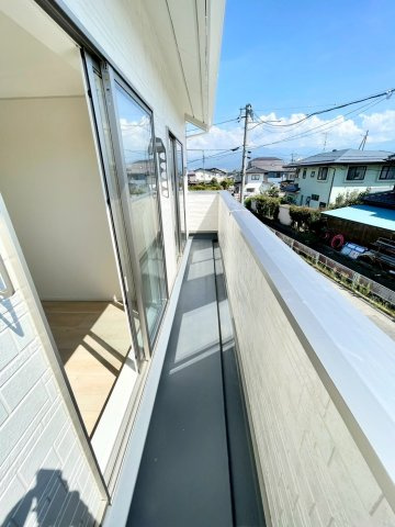 耐震等級３！ご成約プレゼント対象物件！のバルコニー|日当たり良好な広いバルコニー！洗濯物の出し入れなど楽々できちゃいます♪