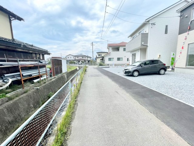 耐震等級３！ご成約プレゼント対象物件！の前面道路含む現地写真