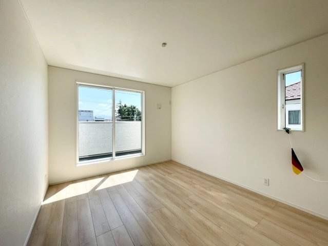 耐震等級３！ご成約プレゼント対象物件！の洋室|日当たり風通しともに良好！明るく朝を迎えられるつくりになっています♪