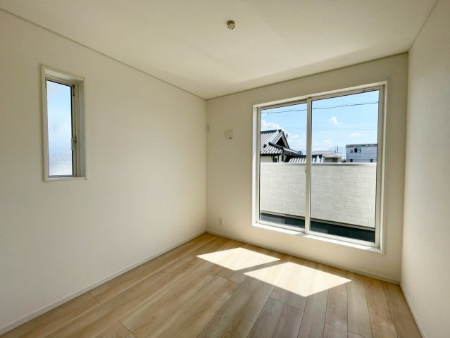 耐震等級３！ご成約プレゼント対象物件！の洋室|日当たり風通しともに良好！明るく朝を迎えられるつくりになっています♪