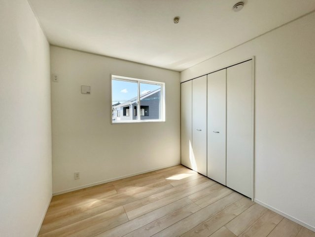 耐震等級３！ご成約プレゼント対象物件！の洋室|日当たり風通しともに良好！明るく朝を迎えられるつくりになっています♪