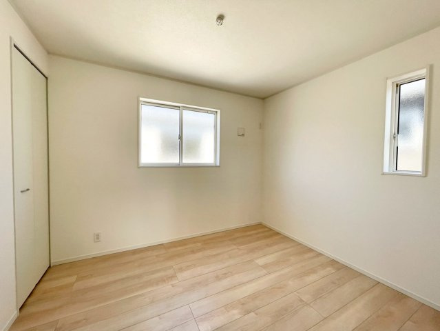 耐震等級３！ご成約プレゼント対象物件！の洋室|日当たり風通しともに良好！明るく朝を迎えられるつくりになっています♪