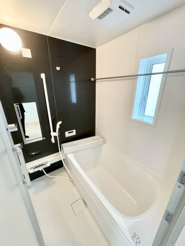 耐震等級３！ご成約プレゼント対象物件！の浴室|浴室乾燥機付きのお風呂です♪窓もあるので換気などもしっかりできます！！
