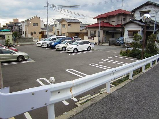 神戸市西区北別府４丁目の賃貸マンションの駐車場
