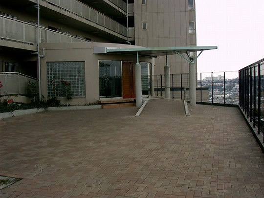 神戸市垂水区青山台８丁目の賃貸マンションのエントランス