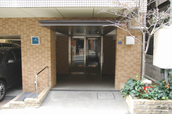 神戸市須磨区前池町１丁目の賃貸マンションのエントランス