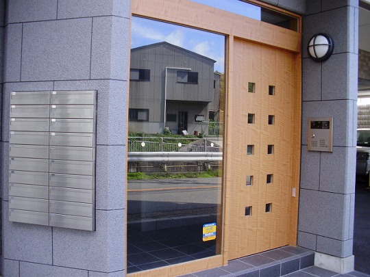 神戸市垂水区下畑町字内入田の賃貸マンションのエントランス