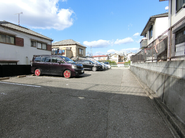 神戸市須磨区白川台５丁目のアパートの駐車場