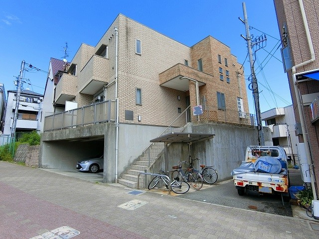 神戸市須磨区須磨本町２丁目のアパートの外観