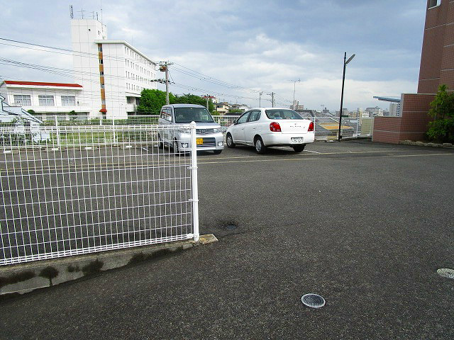 神戸市長田区平和台町２丁目のアパートの駐車場