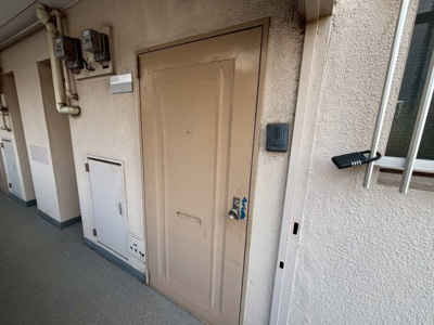 【玄関】 | コーポあびこ | 周辺にはスーパーや薬局など、商業施設がそろっていますよ☆とても住みやすい環境です♪