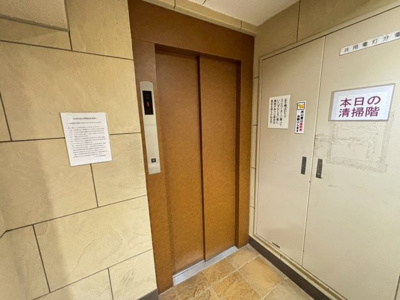 【その他共用部分】 | コーポあびこ | 【エレベーター】荷物が多い日も楽々にお部屋に持っていけますね！
