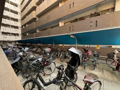 【駐輪場】 | コーポあびこ | 明るい室内は、風通しも良く、大変居心地の良い空間となっております♪爽やかな風を感じて起きる朝は、快適生活の始まりに！