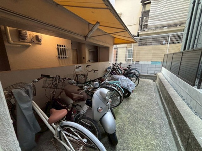 【駐輪場】 | コーポあびこ | 【駐輪場】屋根ございますので、雨で自転車が濡れないのは、嬉しいポイントですね☆