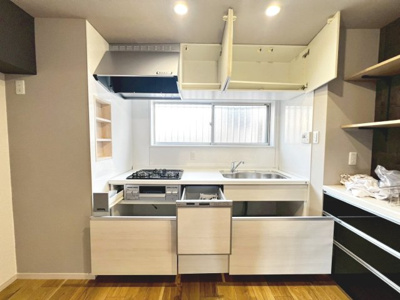 【キッチン】 | コーポあびこ | 【システムキッチン】システムキッチンがあります♪収納があるおかげでキッチンも広く利用できるのは、お料理される方の嬉しいポイント♪